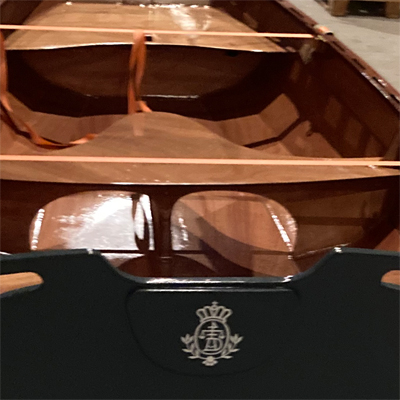 Boot lackiert und gebranded mit Logo und Beschriftung Branding Druck