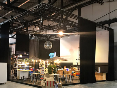 XXL Leinwand ca. 12m x 4m auf Messestand mit Schiebevorhängen