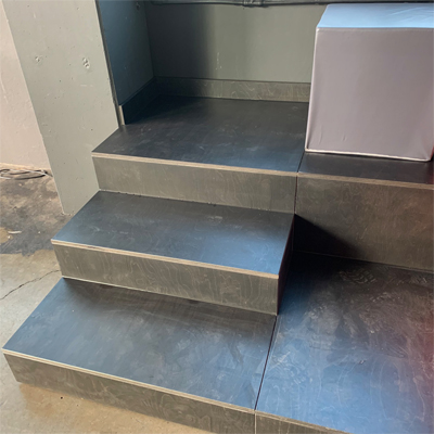 Podest gebeizt und lackiert mit Schrank und Schaumstoffwürfel