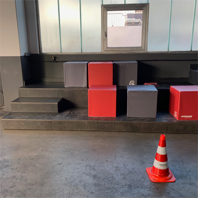 Podest gebeizt und lackiert mit Schrank und Schaumstoffwürfel