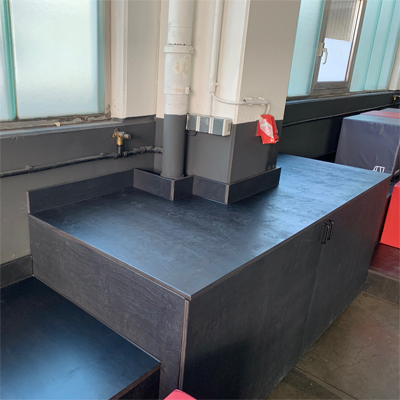 Podest gebeizt und lackiert mit Schrank und Schaumstoffwürfel