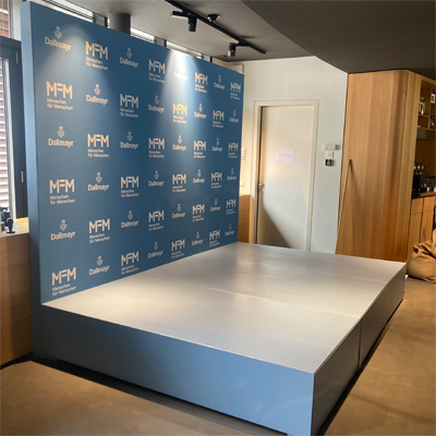 Podest mit Rückwand und Großdruck