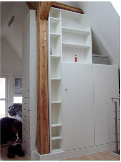 Einbauregal Dachschrge und Balken