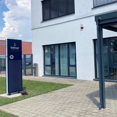 Werbepylon Werbestele beleuchtet, beschriftet mit RGB Farben wechsel