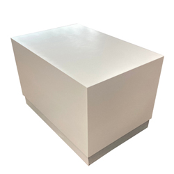 Podest holz weiß lackiert mit Metallkante